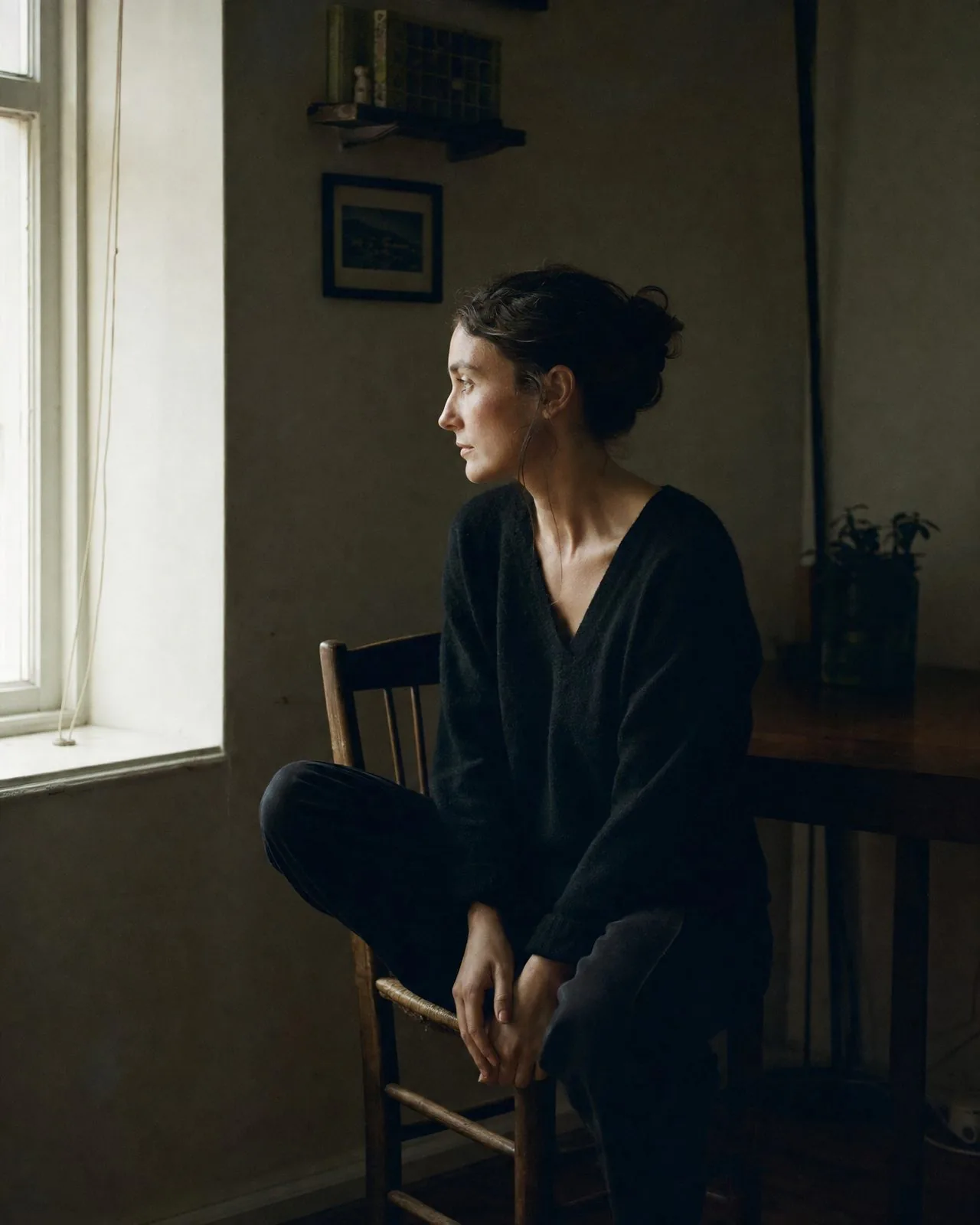 Portrait d'une femme seule regardant l'objectif, calme et sûre d'elle